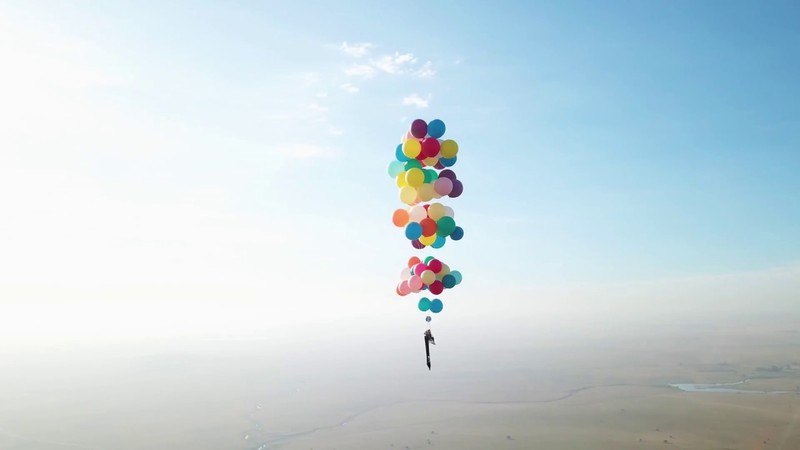 VIDEO. Man doet ‘Up’ na en vliegt 25 kilometer door de lucht met ballonnen