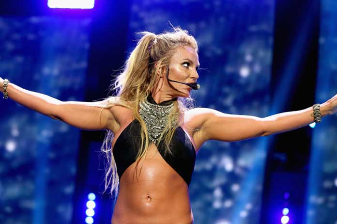 Oops, she did it again! Britney Spears breekt internet met ‘pikant schilderen’ (video)