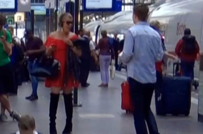 Woops: hij laat zijn dildo vallen in ’t openbaar. De reacties? Hilarisch! (video)