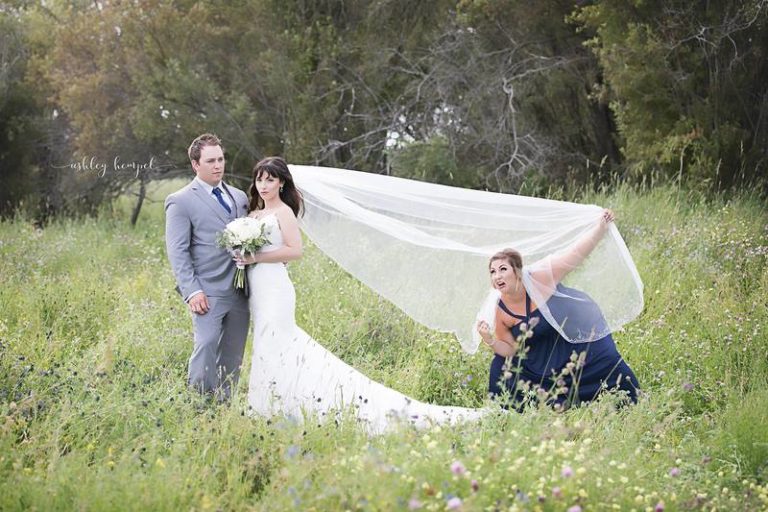 Bruidsmeisje fotobombt trouwfoto op hilarische wijze