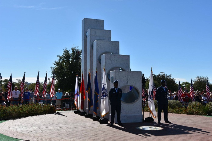 Dit gedenkteken komt maar één keer per jaar volledig tot zijn recht