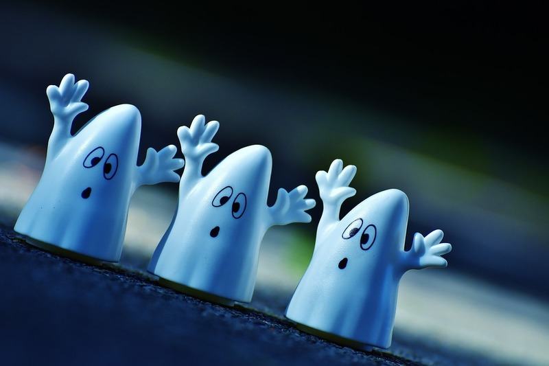 Jongen gelooft in geesten door luidruchtige, amoureuze buren