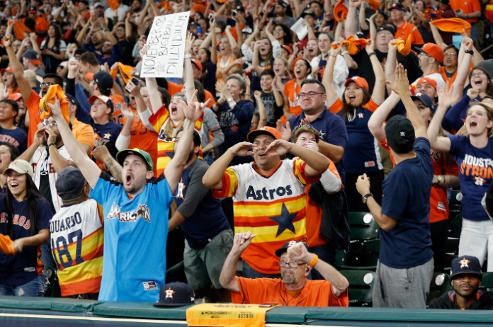 VIDEO. Honkbalfans brengen gevallen hoed terug bij eigenaar