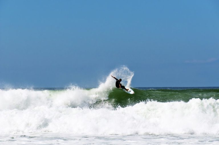 VIDEO. Surfer ontsnapt aan haai door hem een mep te geven