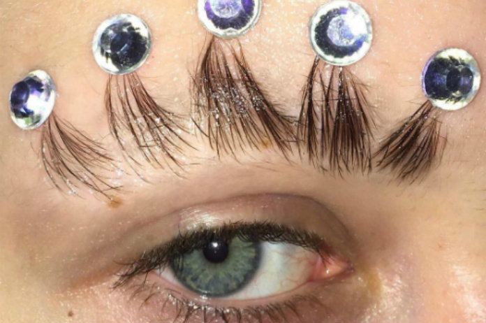IN BEELD. Bizarre Instagramtrend: Brow Crowns voor queens
