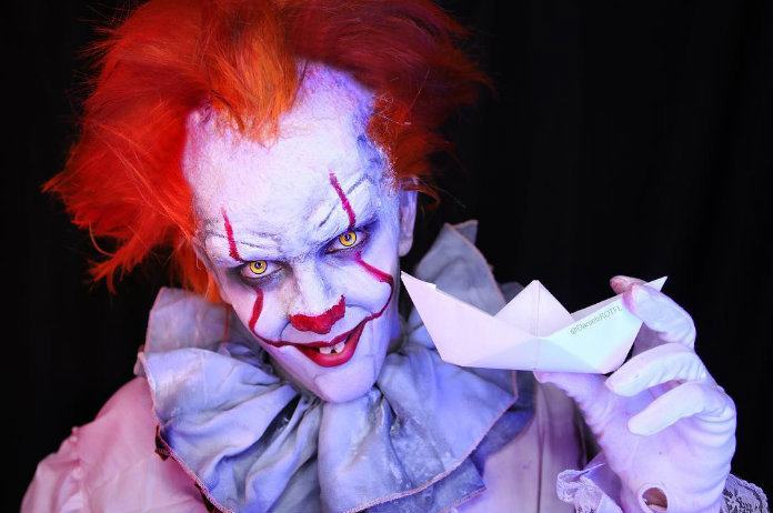 IN BEELD. Deze artiest tovert zichzelf om tot bekende figuren