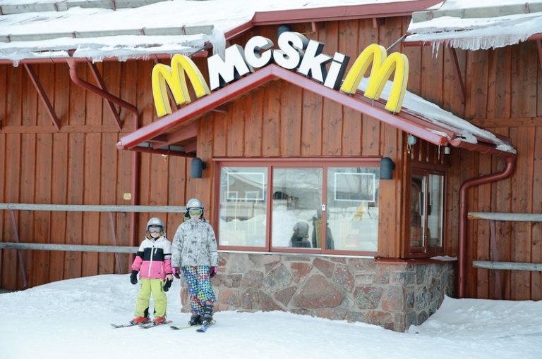 Deze McDonald’s heeft een ski-through-service