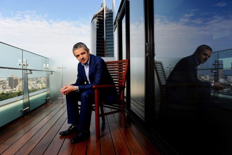 Dochter van Rowan Atkinson is niet blij met nieuwe baby