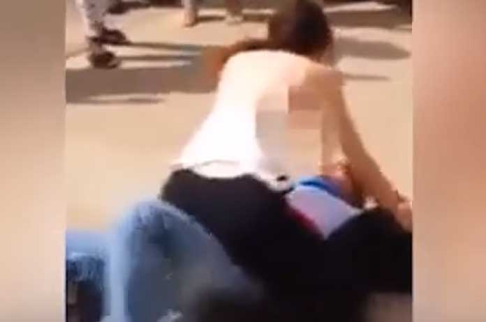 Vrouw wordt op straat lastiggevallen door man, dus slaat ze hem met haar… blote borsten (video)