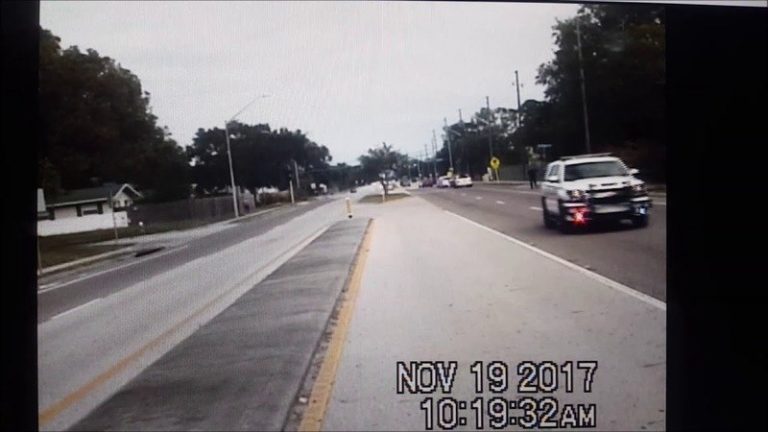 VIDEO. Vliegtuig maakt noodlanding op de weg in Florida