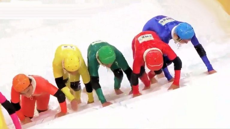 VIDEO. Hilarische Japanse spelshow stuurt kandidaten glibberige trap op