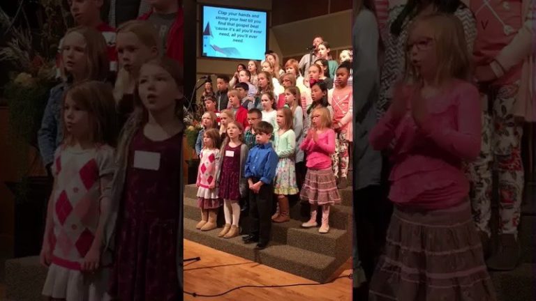 VIDEO. Meisje in kerkkoor steelt de show met haar danspasjes