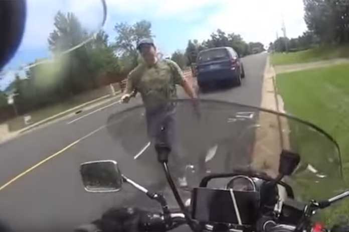 Motard knalt nét niet op wagen. Automobilist stapt uit en doet dit! (video)