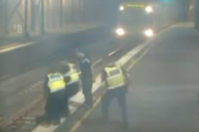 Dronken spoorloopster zit vast op sporen. En dan komt er een trein aan… (video)