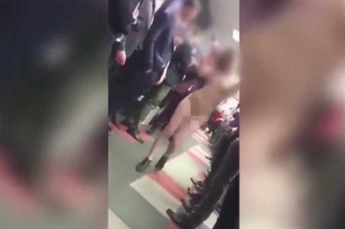 Baas betaalt verkoopster om poedelnaakt door bedrijf te defileren, mannelijke collega’s kijken geamuseerd toe (video)