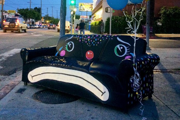 IN BEELD. Artiest toont het verdriet van gedumpte meubels