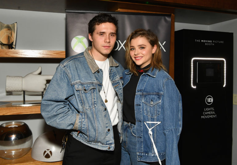 Brooklyn Beckham draagt nieuwe tattoo op aan broers en zus