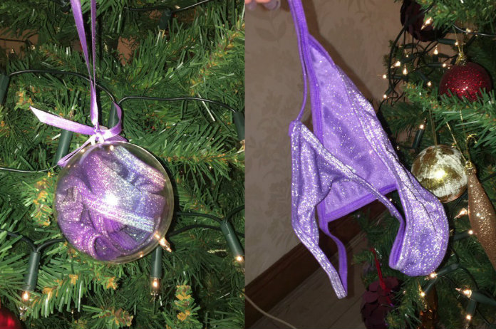 Oma hangt per ongeluk strings in de kerstboom