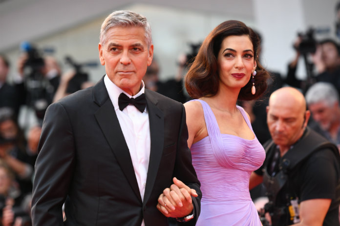 George Clooney deelt koptelefoons uit tegen het gehuil van baby’s