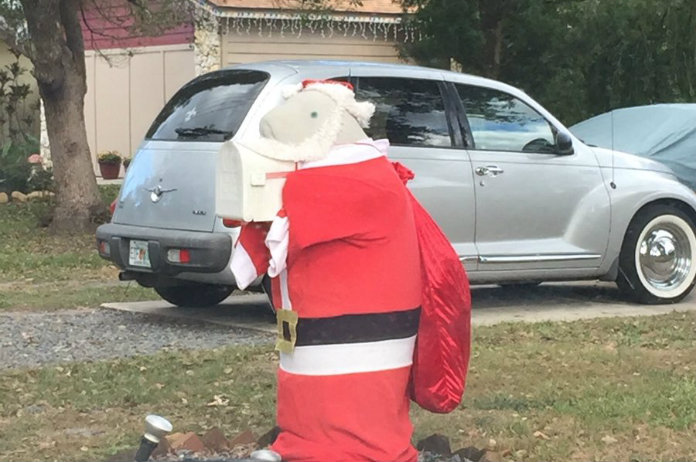 IN BEELD. Deze zeekoe-brievenbus krijgt hilarische outfits