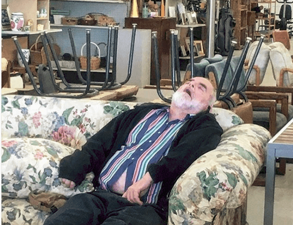 Hilarisch Instagram-account verzamelt foto’s van uitgeputte mannen in winkels