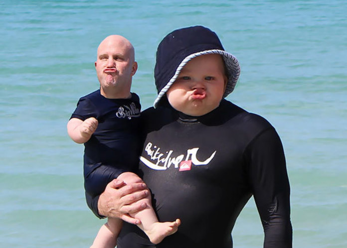 IN BEELD. Deze deugnieten deden een faceswap met hun baby