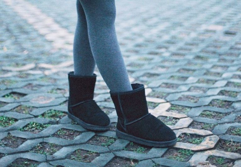 Vrouw wordt toegang tot viplounge ontzegd door Uggs