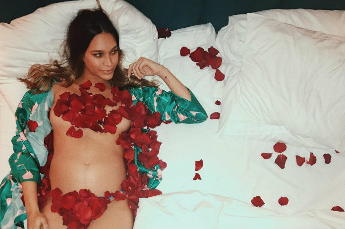 Zwangere vriendin van Robin Thicke poseert naakt op Instagram