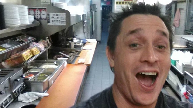 Het personeel slaapt, dus Amerikaan bereidt zijn eigen maaltijd