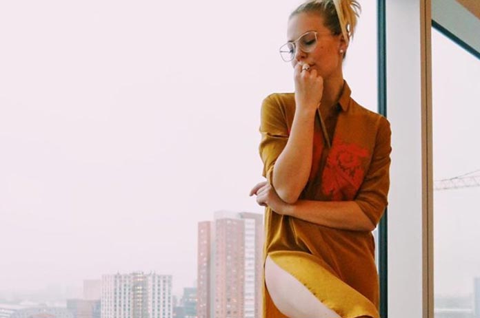 Voor een sexy foto zet Eline De Munck graag haar beste beentje voor (foto)