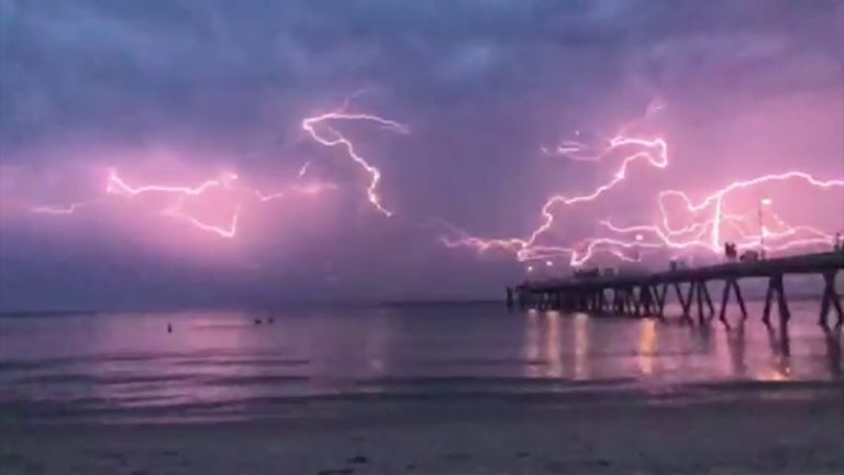 VIDEO. Spectaculaire bliksem kleurt de hemel roze