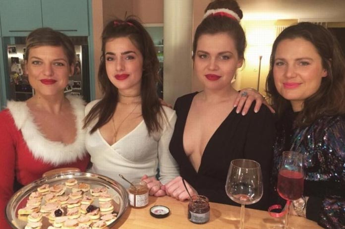 Van Olga tot Dorien: Leyers-zusjes trokken fraaie outfits aan voor kerstavond (foto)