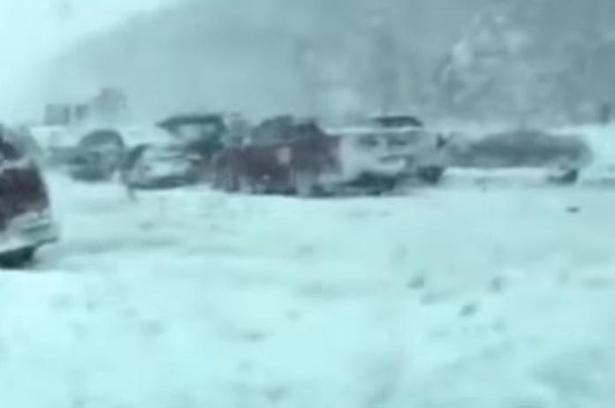 Automobilist filmt gigantische kettingbotsing op spekgladde weg van wel héél dichtbij! (video)