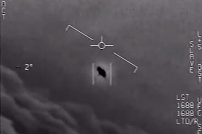 Amerikaans leger toont geheime beelden van ‘ontmoeting’ tussen gevechtspiloten en UFO! (video)