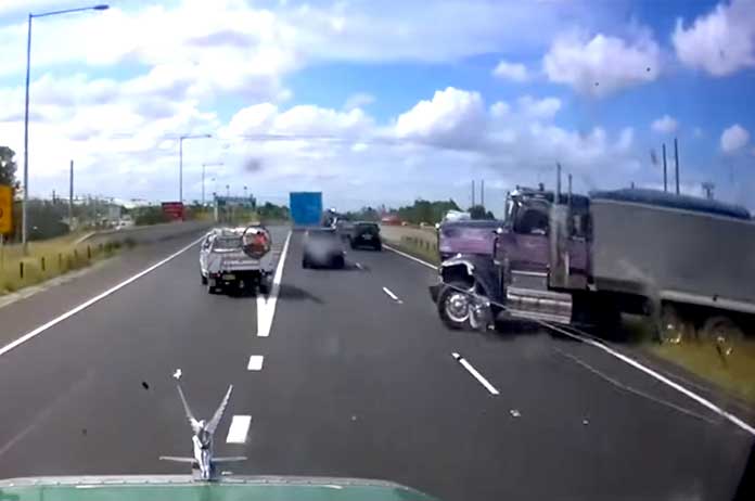 Nipter dan nipt: trucker ontsnapt aan gruwelijke botsing dankzij deze speciale vangrails (video)