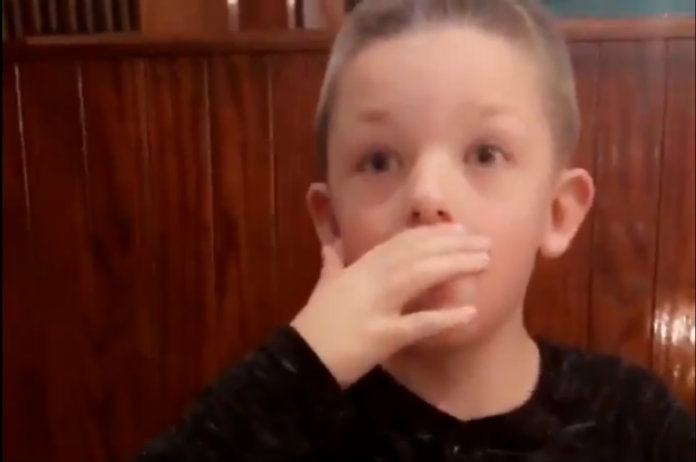 VIDEO. Deze jongen is dolgelukkig met zijn kerstcadeau