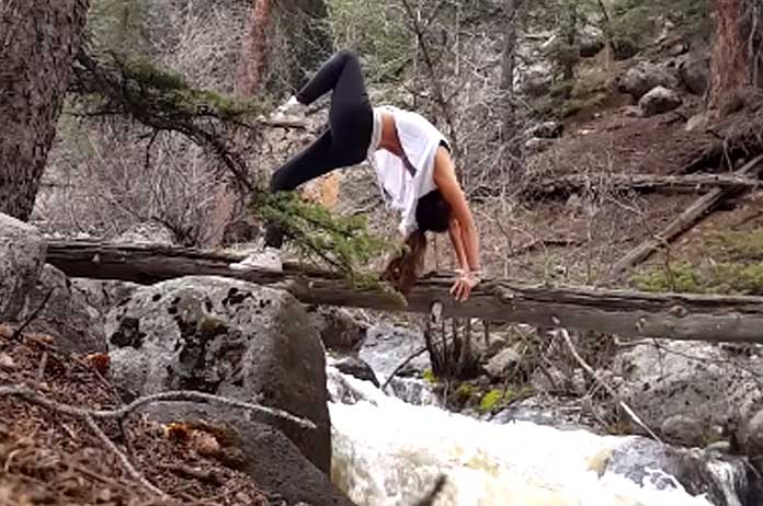Yoga-dame wil uitpakken met straffe pose, maar dat loopt zeer fout af! (video)