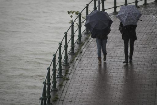 KMI verwacht dinsdagnacht hevige rukwinden en geeft code oranje voor heel Vlaanderen