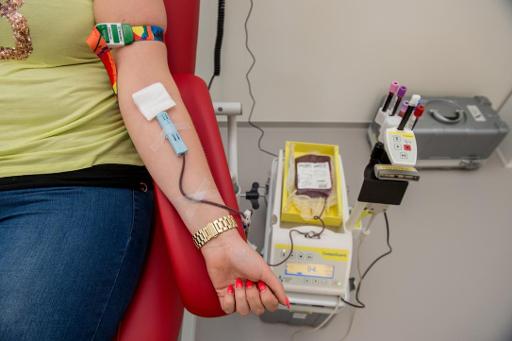 Vrouw bedankt plasmadonoren met feest