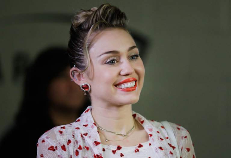 Miley Cyrus betaalt huur voor ‘The Voice’-deelneemster