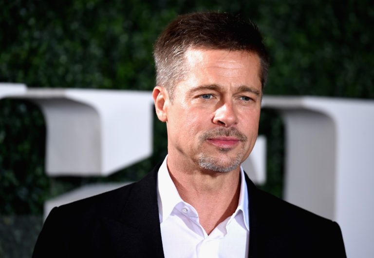 Brad Pitt heeft 100.000 euro over voor een date met Emilia Clarke