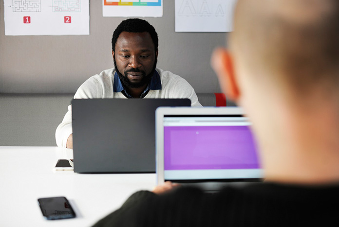 De collega naast je bepaalt je prestaties op het werk