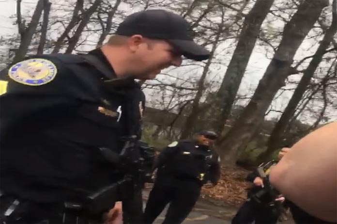 Agenten rukken massaal uit voor ‘schietpartij’. Wanneer ze ontdekken wat er écht aan de hand is, schieten ze … in de lach (video)