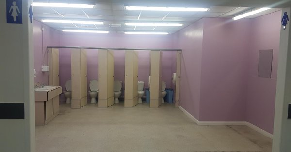 Schooldirectie sloopt muur van meisjestoiletten