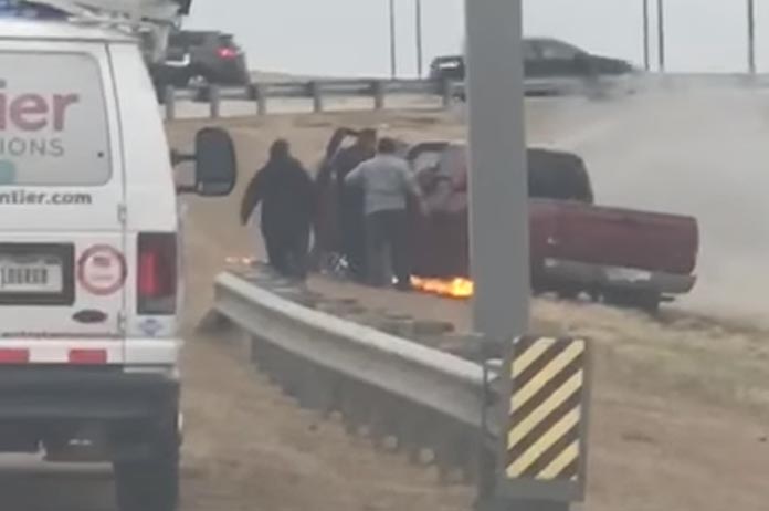 Deze helden redden automobilist uit brandend voertuig (video)