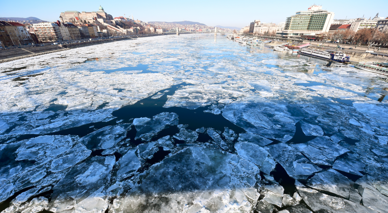 Douane ontdekt smokkelwaar onder drijvende ijsschotsen