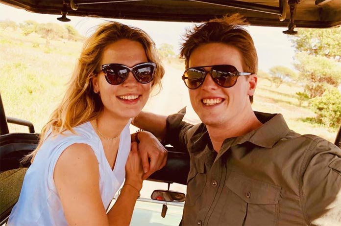 Schommelende Klaasje (K3) geniet in badpak van de zon én van een goed boek (video)