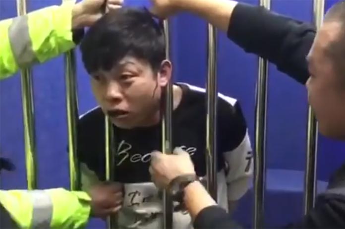 Lullig: domme gevangene probeert te ontsnappen, maar echt ver raakt ie niet (video)