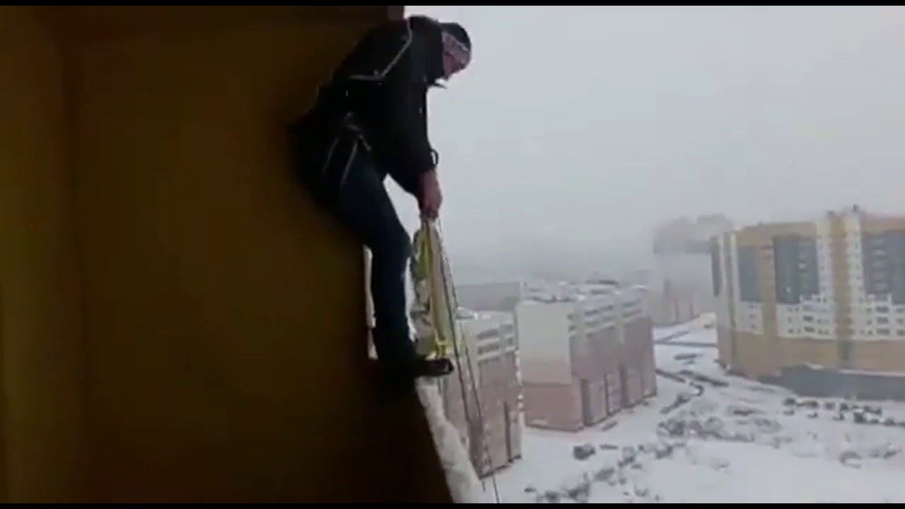 VIDEO. Russische waaghals springt met parachute van balkon