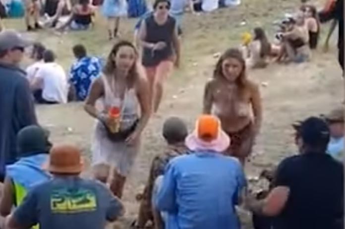 Topless dame (20) op festival geeft handtastelijke kerel een welverdiend pak slaag (video)
